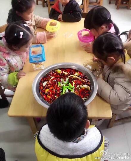 fun来了:骑摩托买菜 这老太是最朋克的追风少女 fun来了:骑摩托买菜 这老太是最朋克的追风少女图片