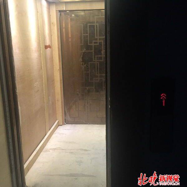 小区业主被困电梯 物业怕损失不让消防员撬门