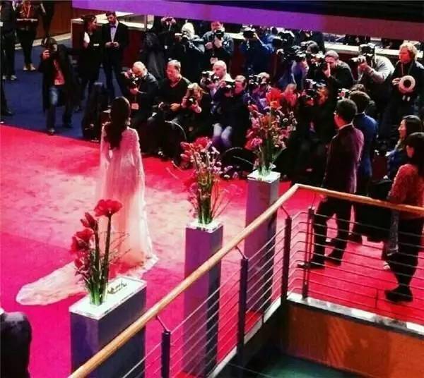 唐嫣国外蹭红毯遭记者冷落 离开PS的她长这样？