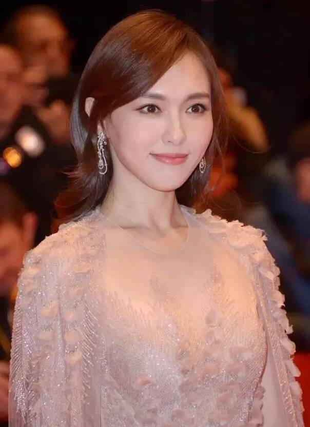 唐嫣国外蹭红毯遭记者冷落 离开PS的她长这样？