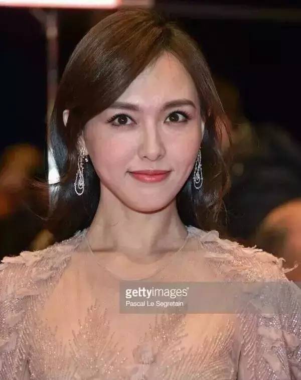 唐嫣国外蹭红毯遭记者冷落 离开PS的她长这样？