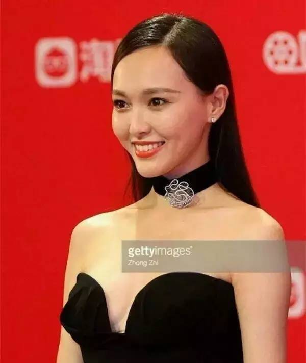 唐嫣国外蹭红毯遭记者冷落 离开PS的她长这样？