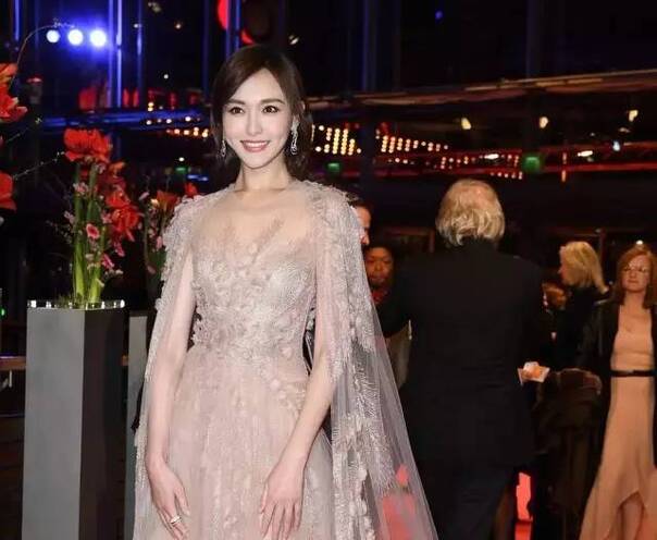 唐嫣国外蹭红毯遭记者冷落 离开PS的她长这样？