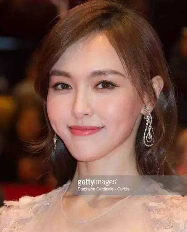 唐嫣国外蹭红毯遭记者冷落 离开PS的她长这样？