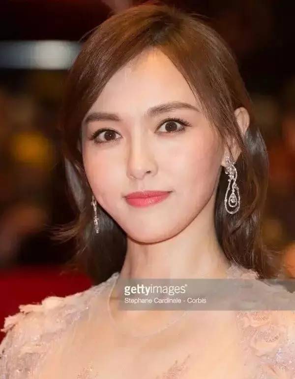 唐嫣国外蹭红毯遭记者冷落 离开PS的她长这样？