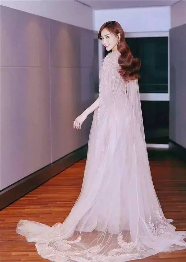 唐嫣国外蹭红毯遭记者冷落 离开PS的她长这样？