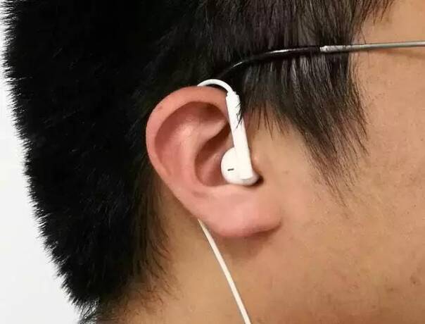 就像很多人在使用earpods 入耳式耳机时(苹果原装耳机),结果戴出了"