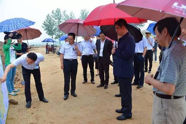 汉中市市长王建军一行人冒雨考察天汉丝路花海景区开发建设情况