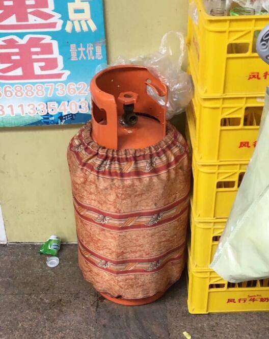 晚fun来了:看狗打架 明白了啥叫一屁股怼你脸上 晚fun来了:看狗打架 明白了啥叫一屁股怼你脸上图片