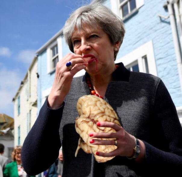 英国首相龇牙咧嘴吃薯条 吃相难看引网络群嘲