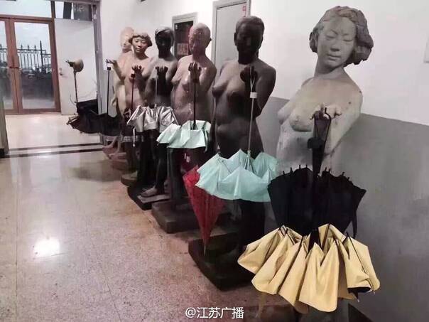 南京连续下了N天雨,于是南京艺术学院的美术学院雕塑系成了这样