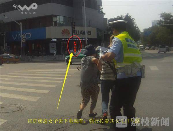 徐州一奇葩女子 多次拉着女儿强行闯红灯
