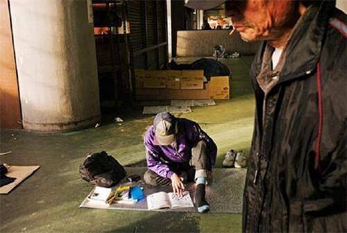 日本穷人真实生活:露宿街头纸壳当床(图)