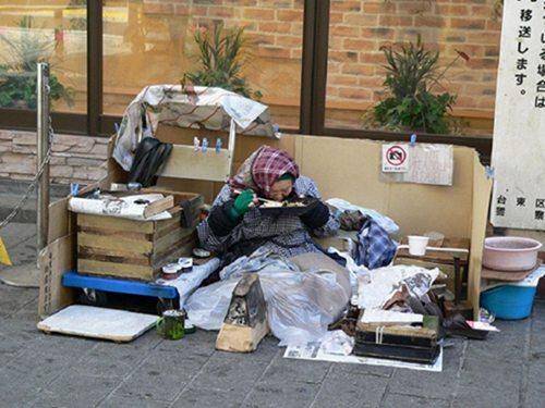 日本穷人真实生活:露宿街头纸壳当床(图)