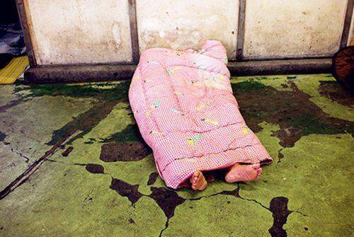 日本穷人真实生活:露宿街头纸壳当床(图)