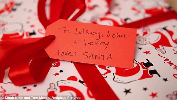 莫名收到寄给圣诞老人的信 他俩决定将错就错…