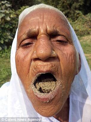 78岁老人63年来每天吃下4斤沙 称其为长寿秘诀