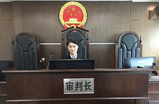 女孩弃北京户口返回湖南 成最年轻审判长