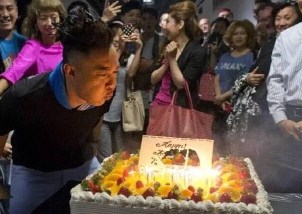 陈奕迅庆41岁生日 吹蜡烛表情夸张搞笑(图)
