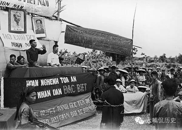 1955年在越南北部开的公审大会,批斗地主.