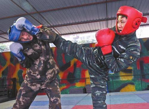 男兵陪练<em>女特警</em>甘当人肉沙包:天天吃女人拳头