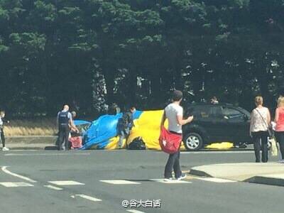 震惊150804:从天而降巨型充气小黄人 为什么要放气治疗