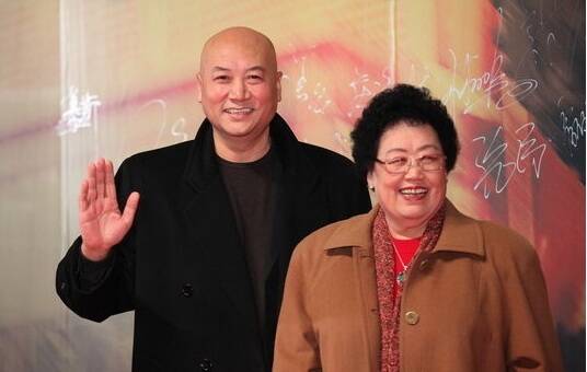 胡润女富豪榜发布:45岁 周群飞 500亿元领跑-法