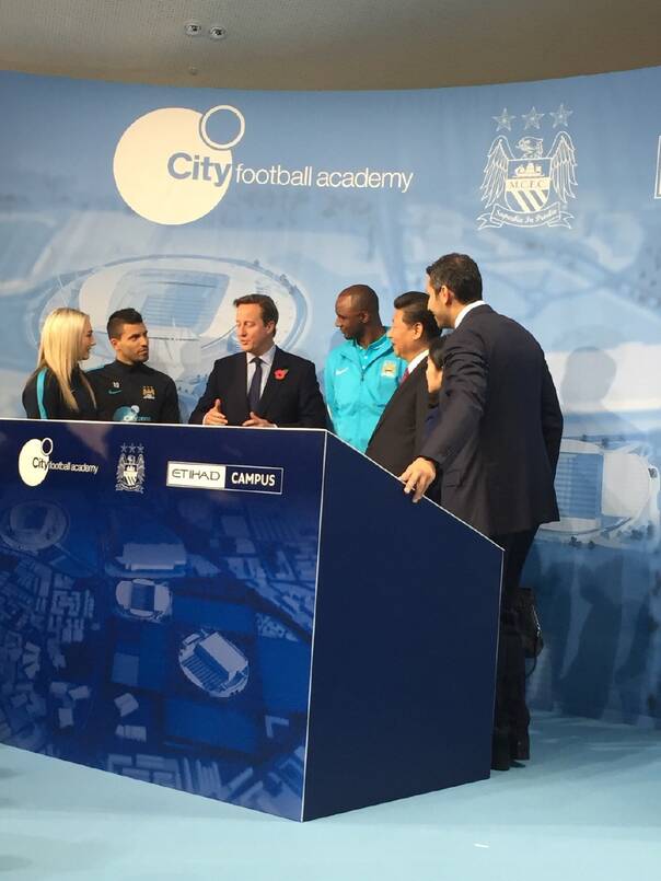 习近平卡梅伦与曼城球星 阿圭罗 自拍合影-法制