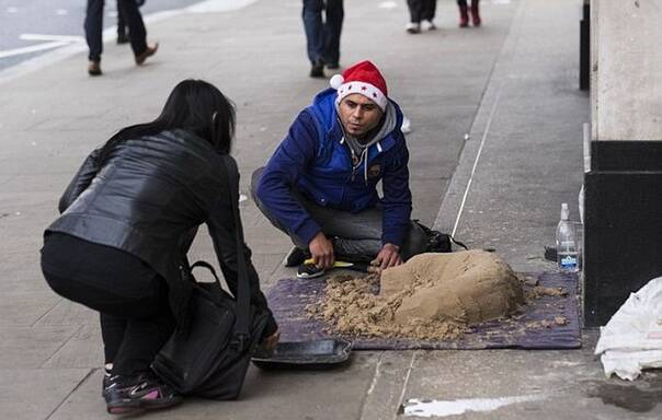 他放了堆沙子在街头 经过的人就纷纷慷慨解囊