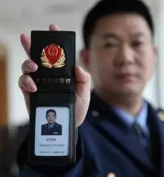 警察执法,是否可以要求他出示证件?