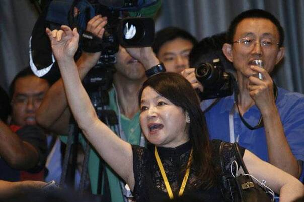 记者会上尖叫的台湾女记者周玉蔻是个什么人