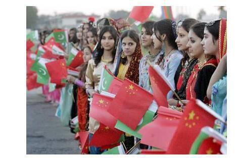 巴基斯坦欢迎队伍人群手中握着的是"六星红旗"多出来的铱颗星是