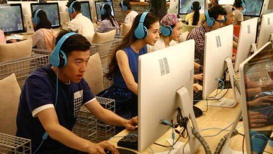 baby玩腻撕名牌?现身网吧打游戏被赞专业