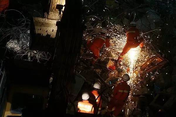 环球时报:深圳滑坡后消防员入党 遭一些大V羞