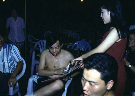 南京黑灯舞厅:出20元 只要你够得着的地方都给