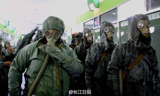 实拍解放军核生化部队开入爆炸核心区