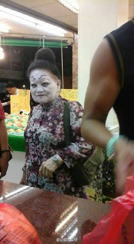 菜场上一大妈 妆化成这样是为了好砍价吗？