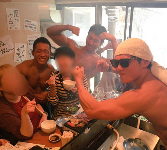推出了"肌肉男烤肉店,大块肌肉堆起来的"筋肉兄贵"化身烤肉店店员,为