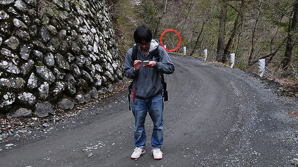 岛国少年的灵异自拍 红圈里藏着恐怖真相