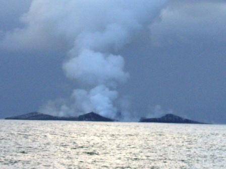 在海中间发现漂浮沙滩够梦幻了 后面发生的更惊奇