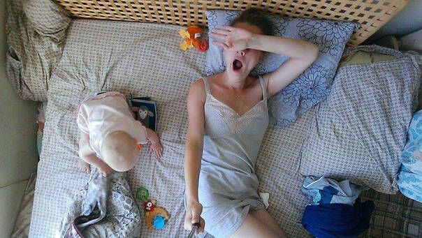 这位俄罗斯妈妈用自拍杆记录下带娃的一天