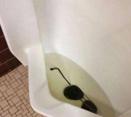 别低头,眼镜会掉!