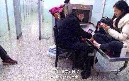 郑州机场2000多人滞留 女子闯调度室殴打工作