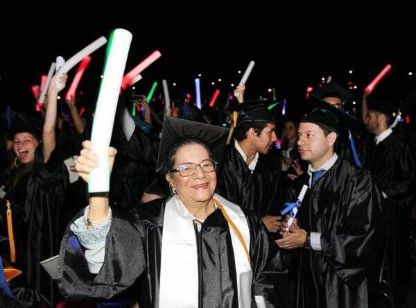 暖心150507:坚持30年 八旬老太终于和孙子一起大学毕业
