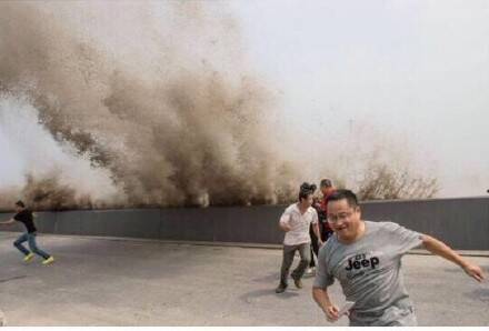 钱塘江观潮逃命的人们一脸憨笑 心是有多大