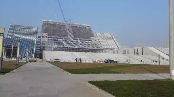 辽宁盘锦市政府建22栋楼 主建筑号称太子椅