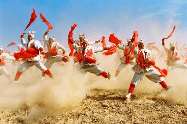 用观灯仿写《安塞腰鼓》200字