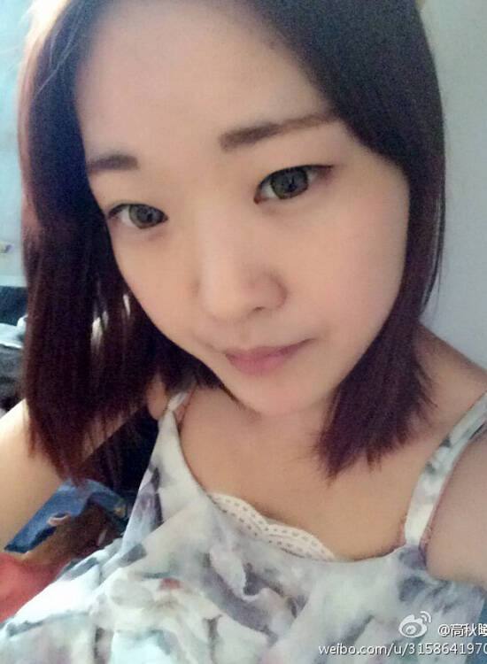 8月15日上午,爷爷高伟民跑到浙江湖州火车站查找孙女下落,但经过湖州火车站查核,高秋曦没有买过从湖州到南京的火车票。 警方全力寻找失联女孩 从湖州回家后,高伟民向吴江桃源派出所报了案。 孩子失联后,父母曾去秋曦租住在南京的出租屋找过,但室友称没有看到她回来。得知秋曦在南京还报了驾校暑期班,家人赶去打听,学校称联系不上本人。 高秋曦的同学得知高秋曦失联后,便第一时间发了寻找失联女孩高秋曦的微博。这条微博很快就牵动了众多网友们的心,网友们纷纷转发,大家都祈祷高秋曦能够平安回家。 吴江区公安局相关负责人介