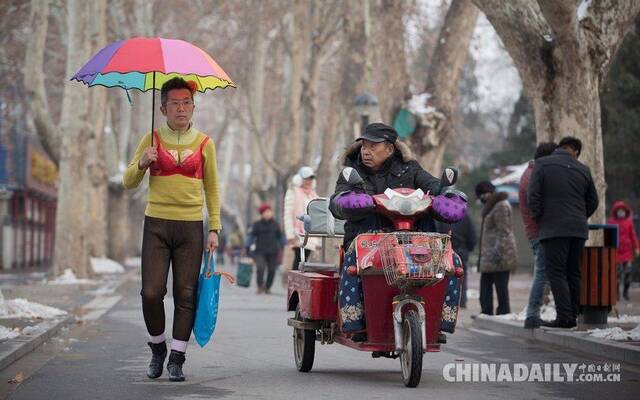 大叔外<em>穿</em>女式<em>内衣</em>逛街 实拍<em>胸罩</em>哥的真实生活