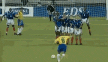 卡洛斯揭秘97年反物理学任意球: 踢歪了